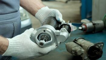 An auto mechanic monitors the integrity and technical compliance of the product before replacing it.